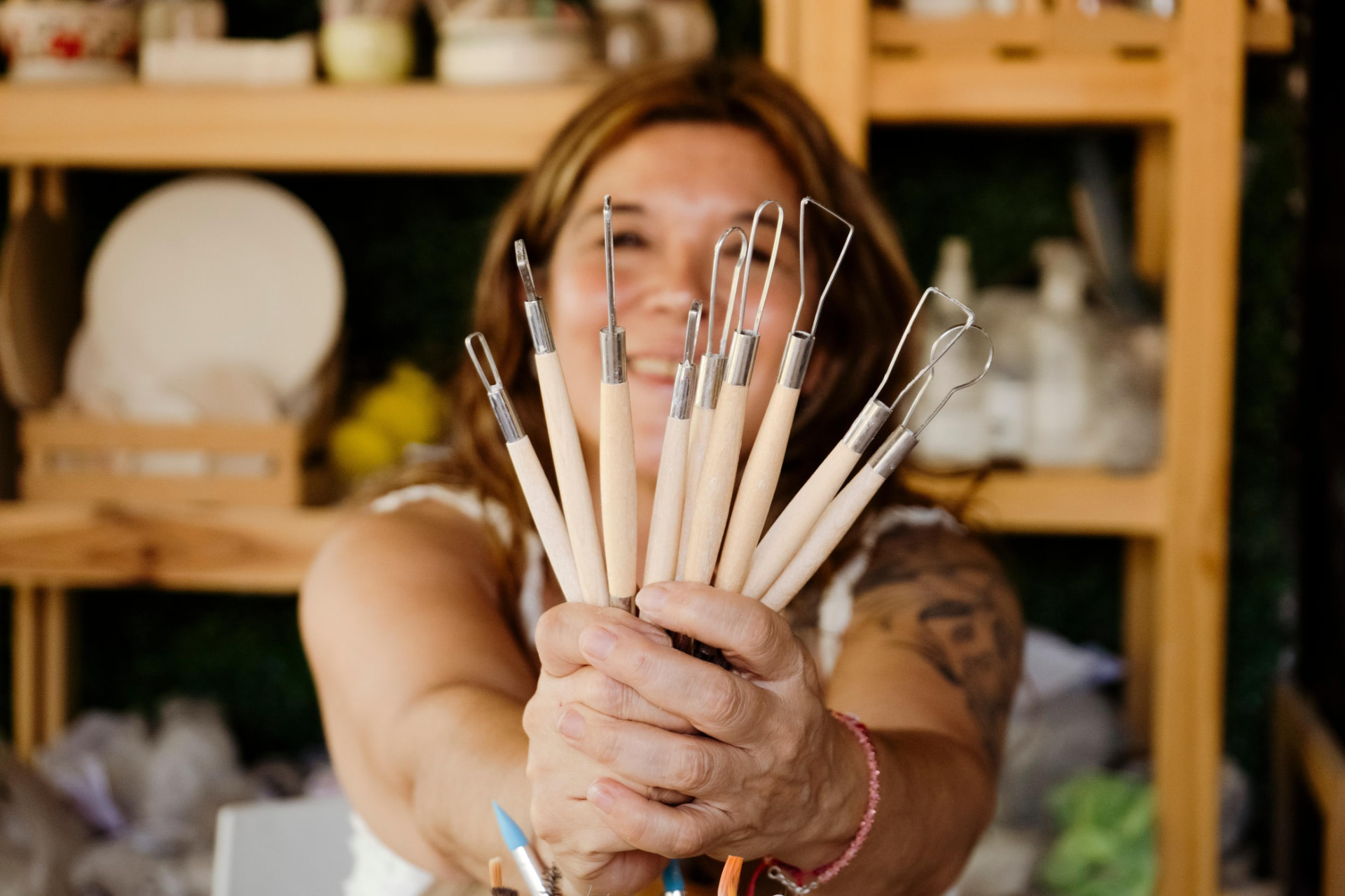 Ceci en el taller, mostrando sus herramientas de cerámica